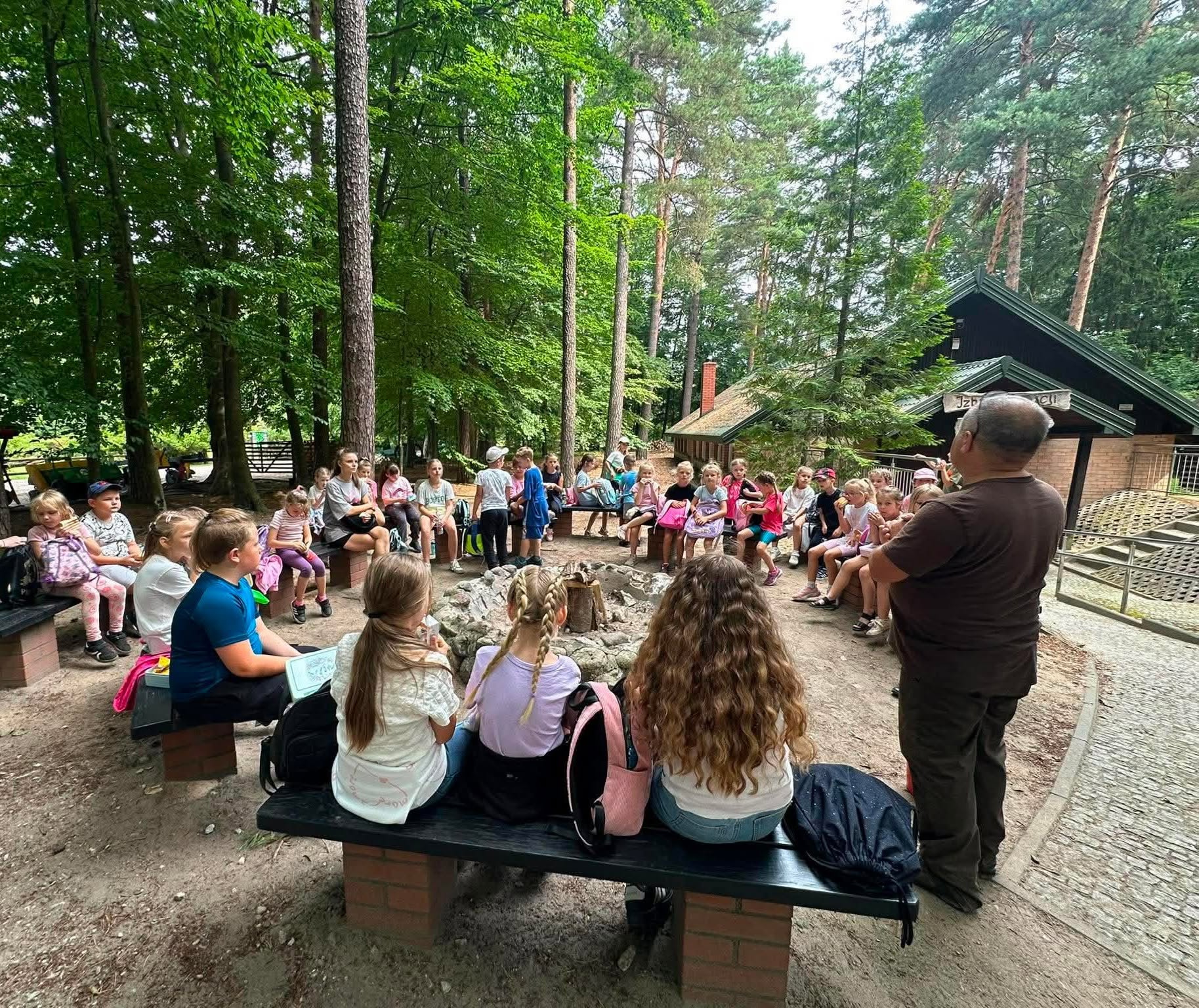 dzieci w&nbsp;szk&oacute;łce leśnej