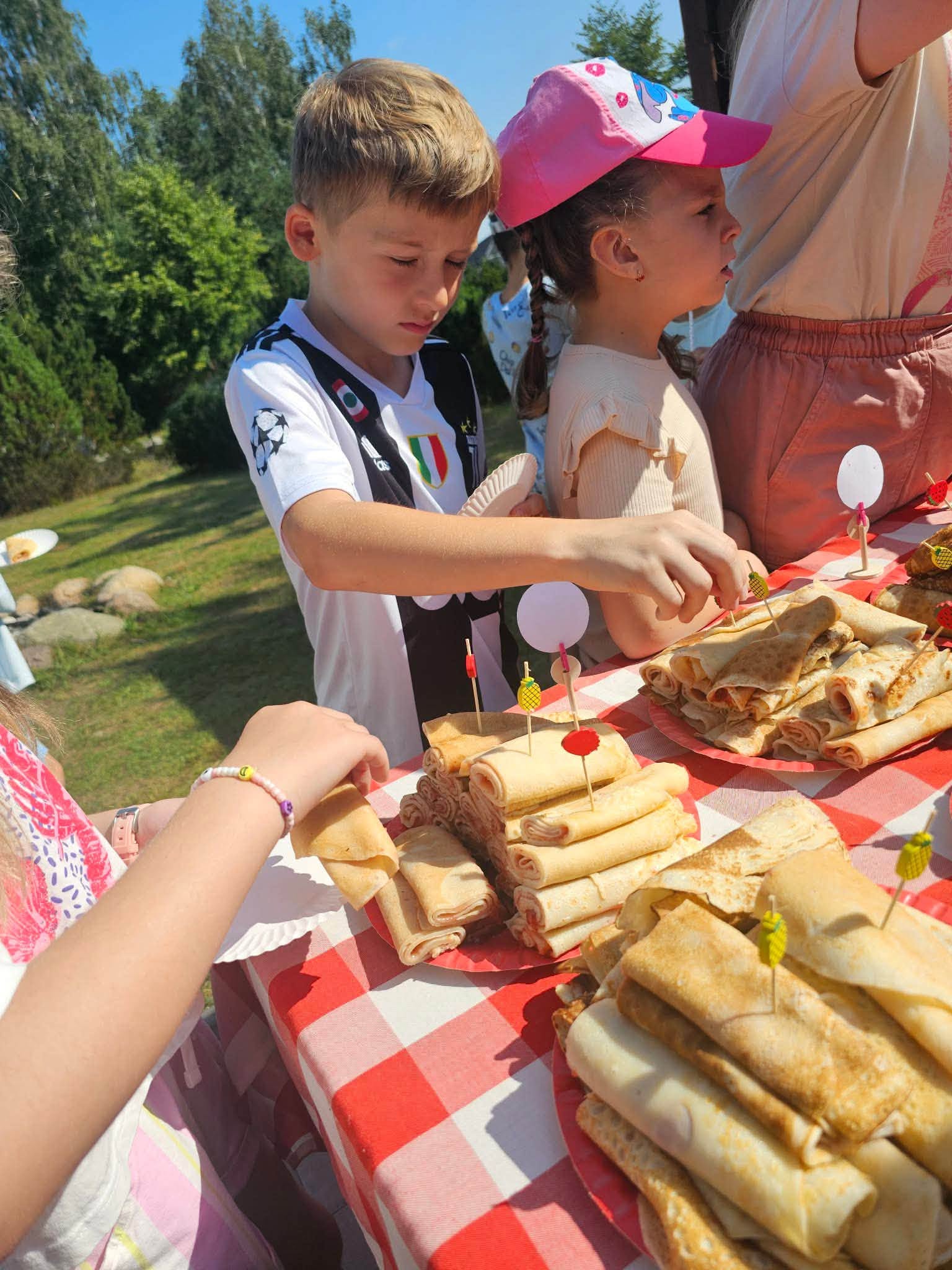 dzieci nakładają sobie naleśniki