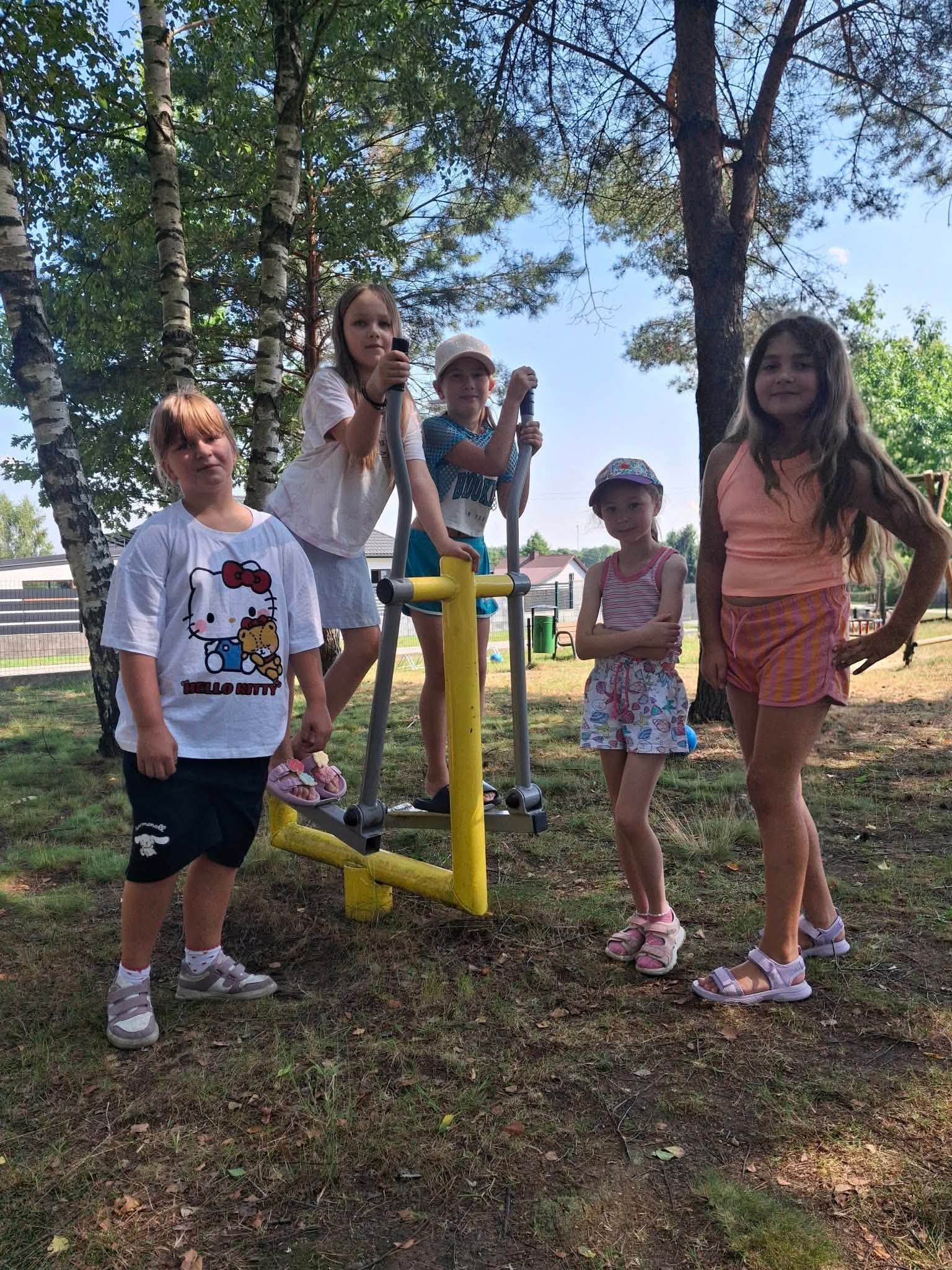 dzieci na&nbsp;siłowni zewnętrznej