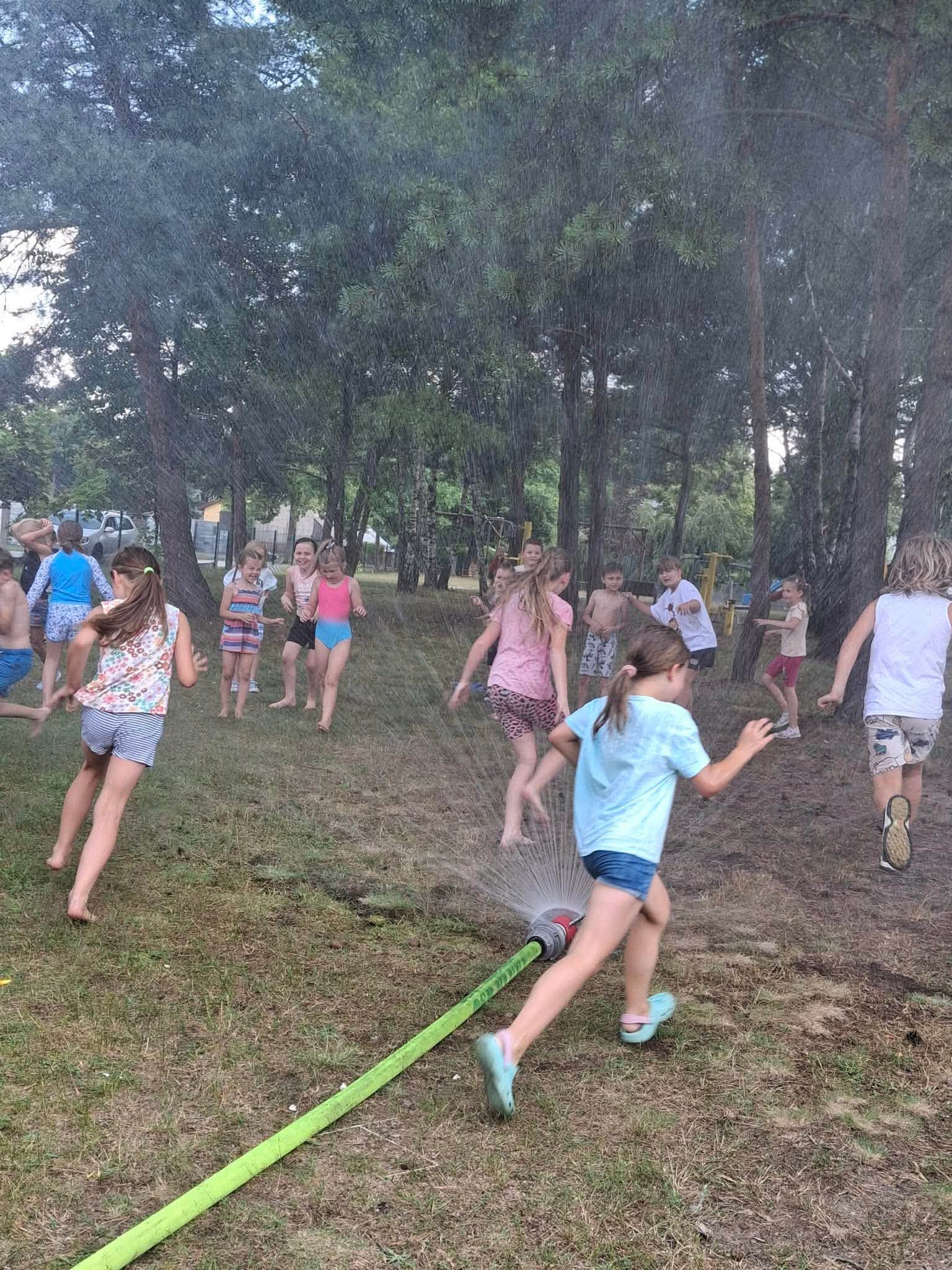 dzieci bawią się w&nbsp;wodzie