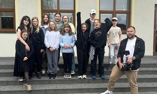 młodzież przed budynkiem BiCK-S