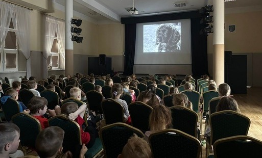 dzieci oglądają film