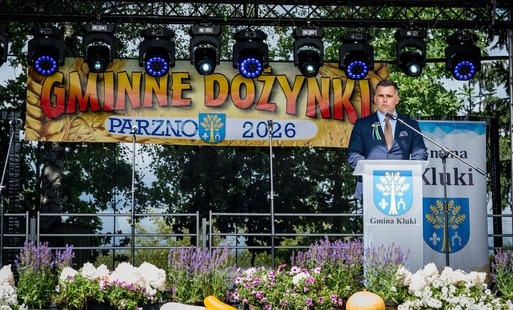 wójt Gminy Kluki stojący na scenie