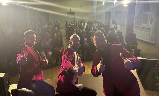 kabaret z konopi i publiczność