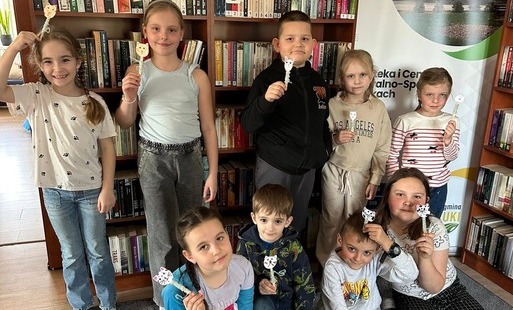 dzieci ze swoimi pracami